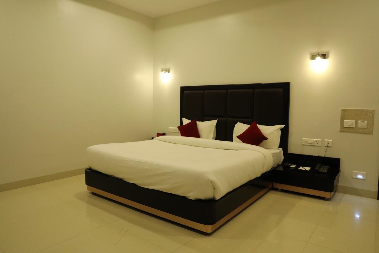 Hotel Chandra Grand 3*