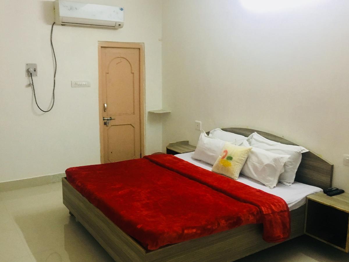 Santosh Hotel 2*