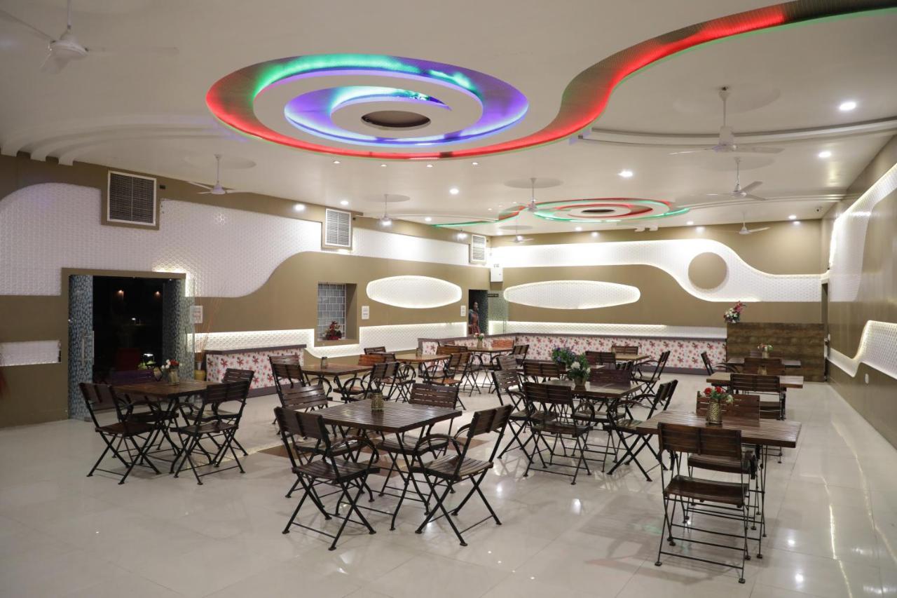 Shivam Palace & 3*