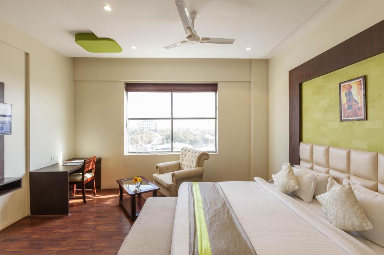 Mango Iti Circle Hotel