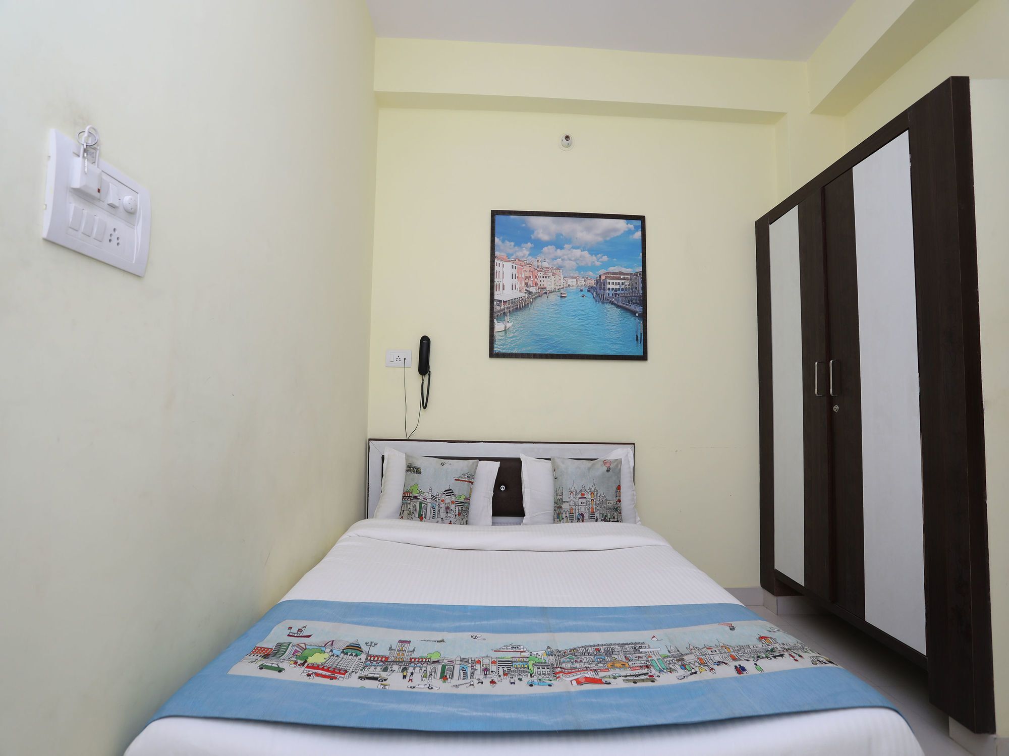 Oyo 10342 Krishna Hotel